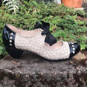 Patent toe scalloped Mary Jane heels
